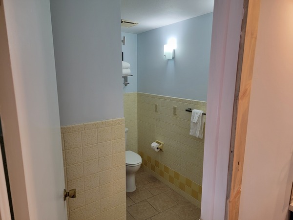 To bathroom w Tub To bathroom w Tub